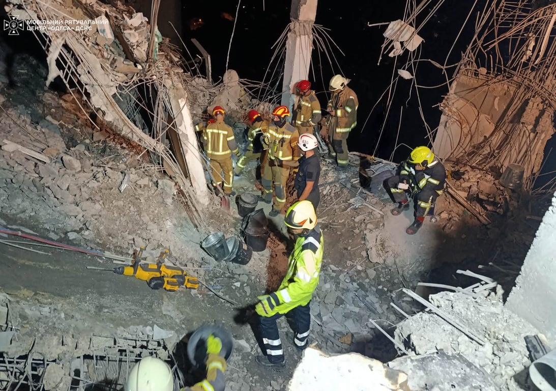  Рятувальники розбирають завали вночі у висотці Одеси