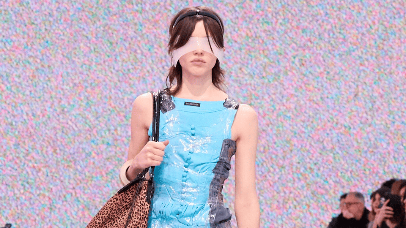 Мода без здравого смысла — Balenciaga продает браслет-скотч за сумасшедшие деньги