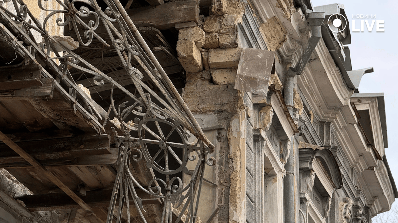 Пошкоджений фасад на будинку