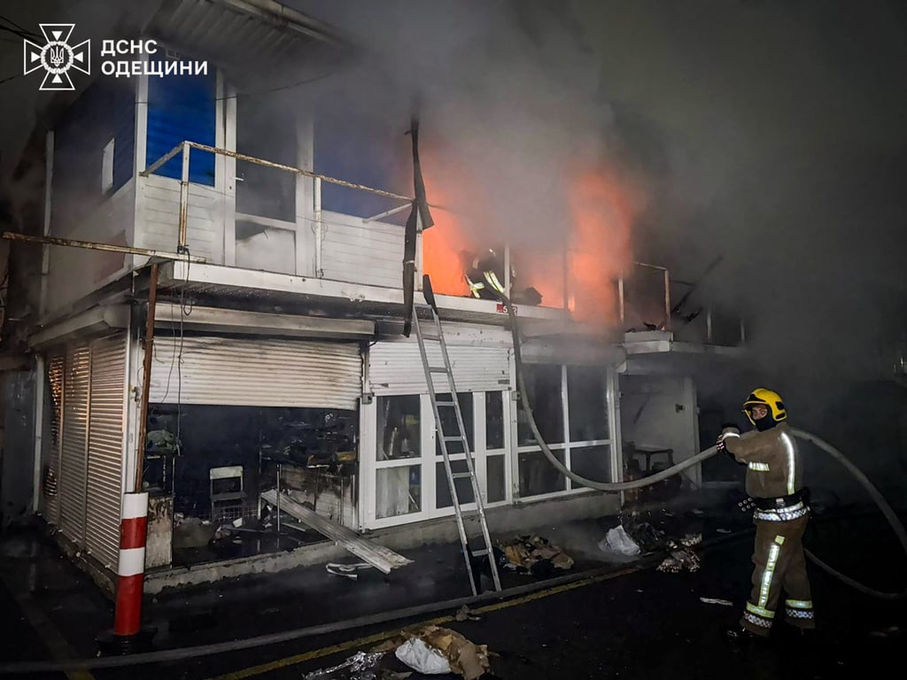 Горять новорічні прикраси