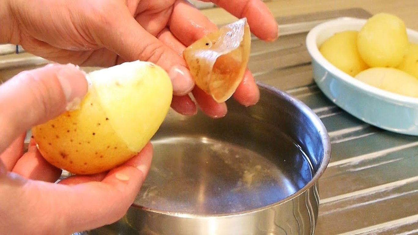 Як легко та швидко почистити молоду картоплю — чотири дієві лайфхаки