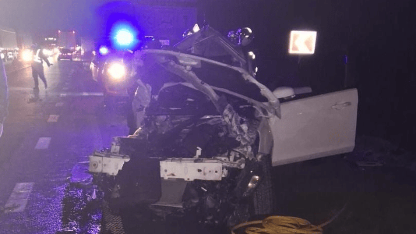 На Львівщині вантажівка зіштовхнулася з легковиком — є загиблі