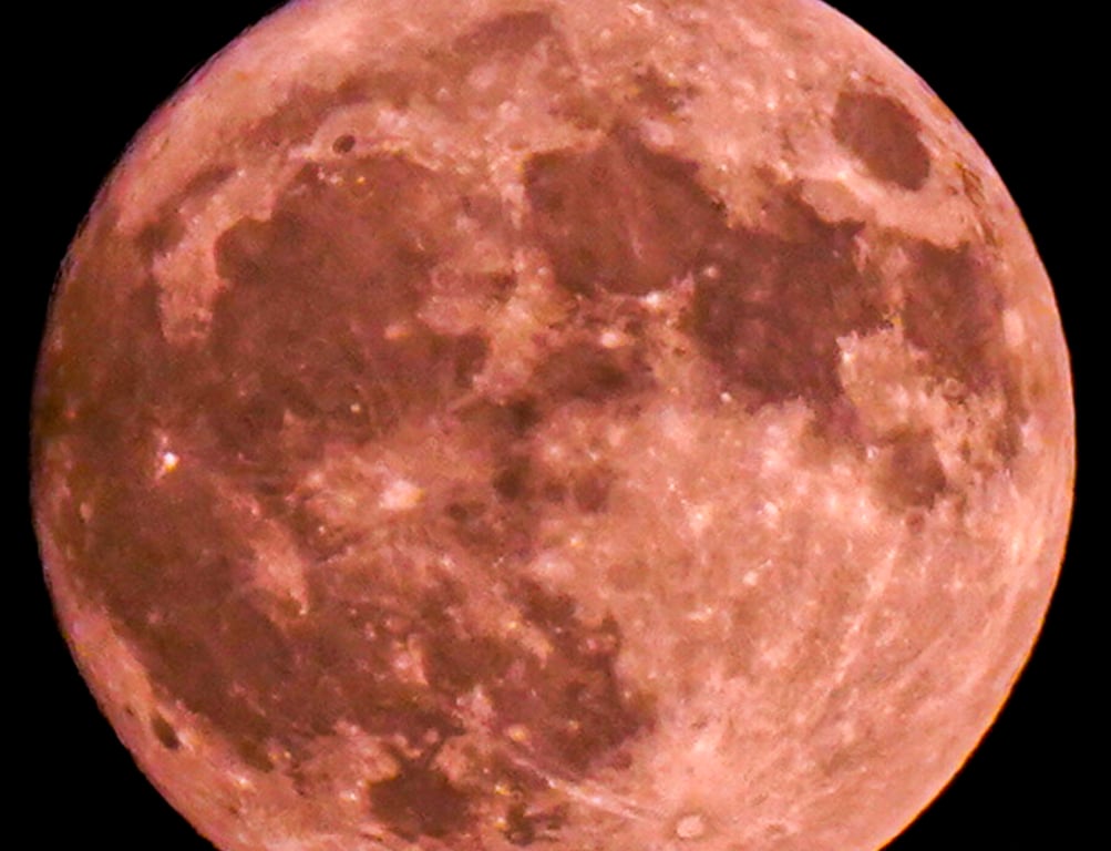 "Полуничний" Місяць над Україною в ніч проти 11 червня 2025 року