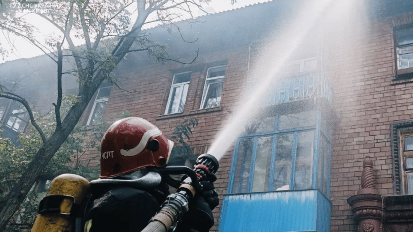 В центре Киева горел жилой дом: что известно