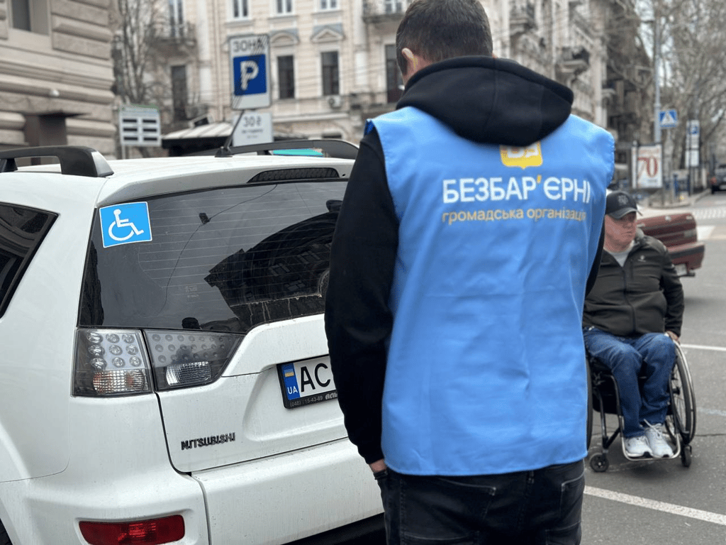 Місця для осіб з інвалідністю — в Одесі штрафували містян - фото 3