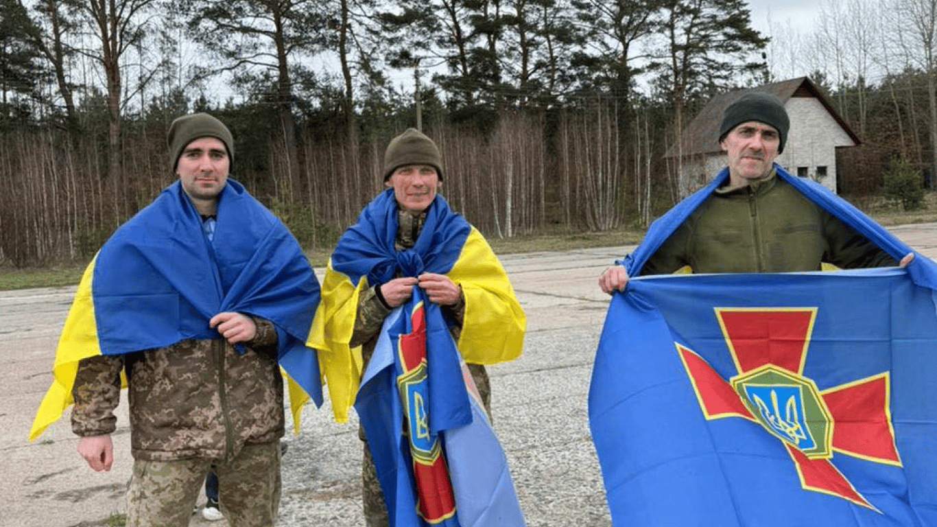 Великодній обмін: з полону повернулося 12 воїнів "Азову"
