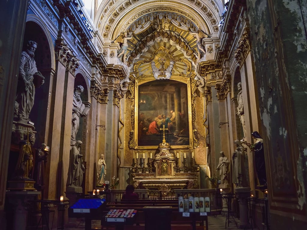 Парфумерна столиця світу — місто у Франції з розкішними бутиками - фото 1