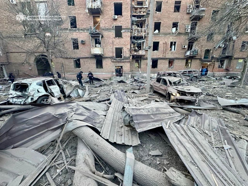Дніпро під ударом 25 квітня - зруйновані будинки, авто та постраждали люди