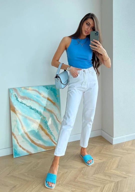 Білими речами можна доповнити будь-який образ