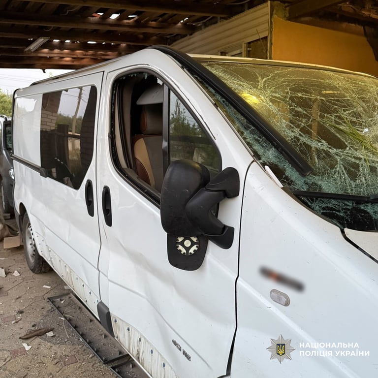 Пошкоджений автомобіль після російської атаки на Харківщині