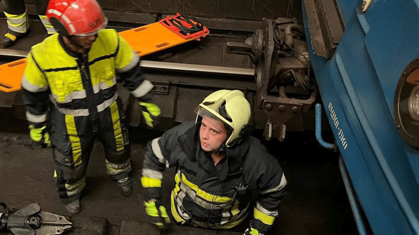 На станции метро "Золотые ворота" в Киеве человек упал на рельсы
