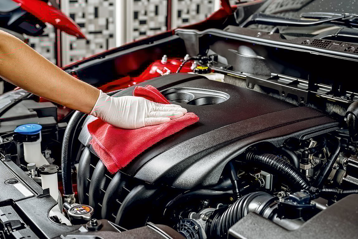 Як правильно чистити моторний відсік, не пошкодивши електроніку