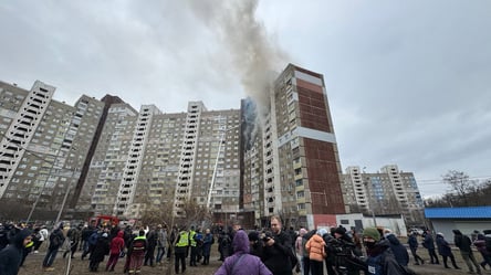 Вони шукають життя — що відбувається біля палаючої багатоповерхівки у Києві - 285x160