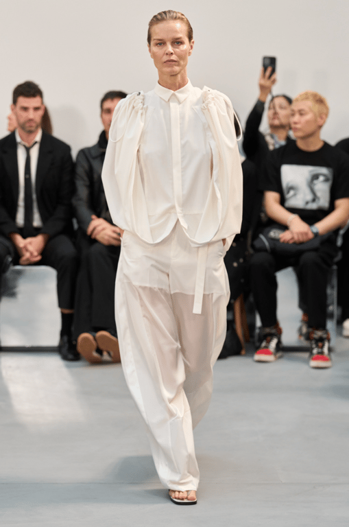 Біла сорочка, яка нагадує куртку-вітрівку