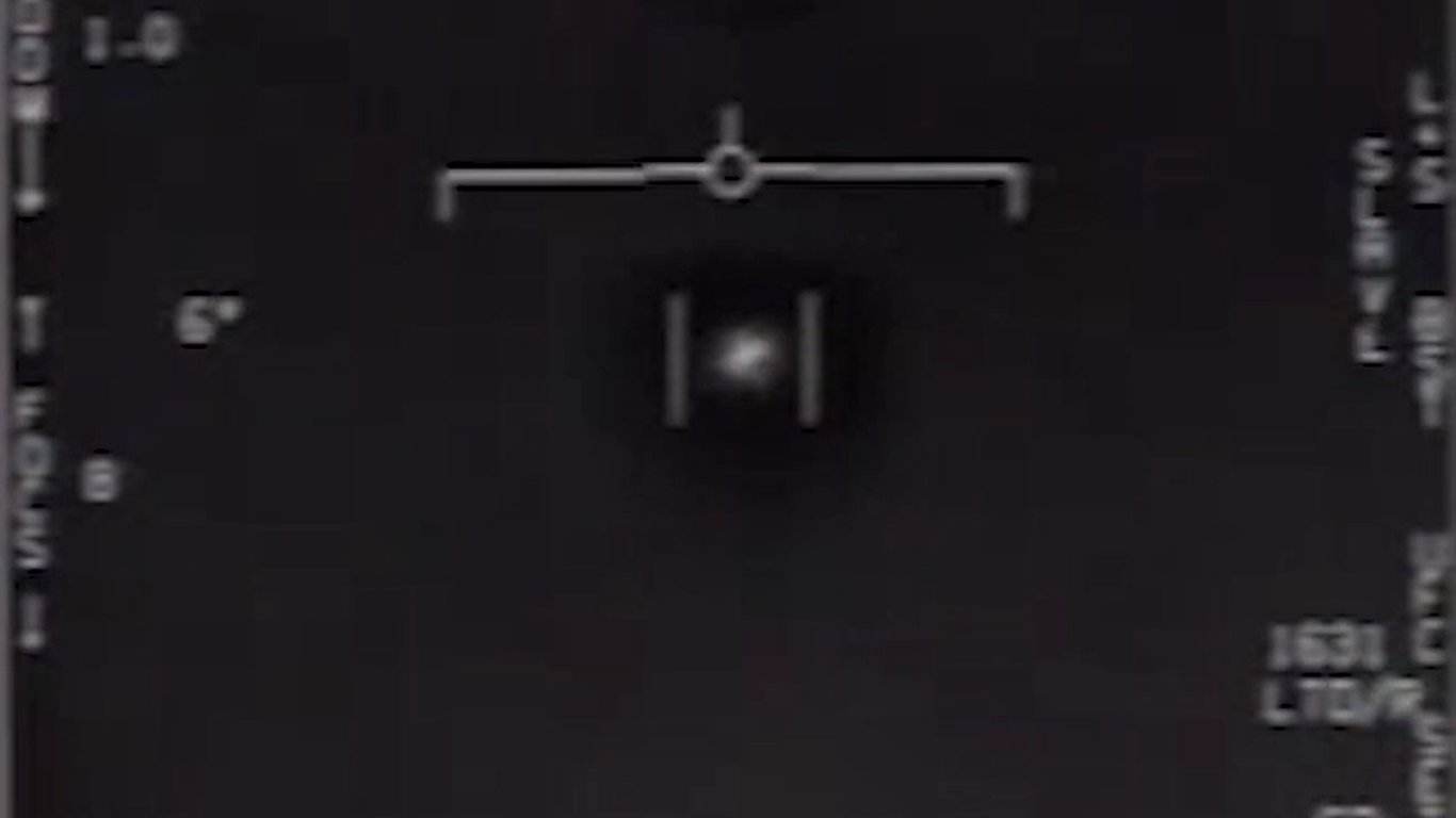 В Пентагоне официально показали рассекреченное видео с НЛО