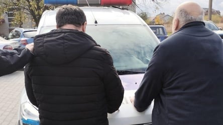 У Львівській області двоє чоловіків викрали з авто 100 тис. грн і документи - 285x160