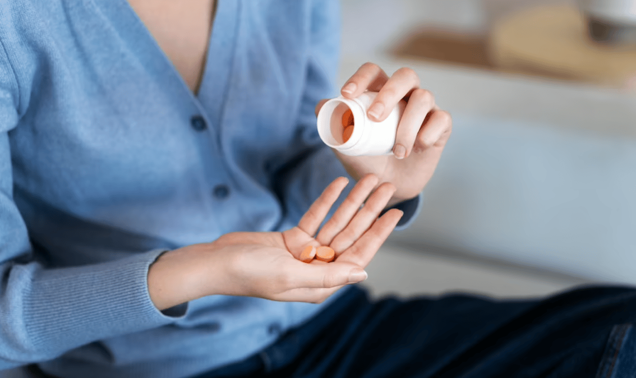 Женщина, которая собирается принять таблетки