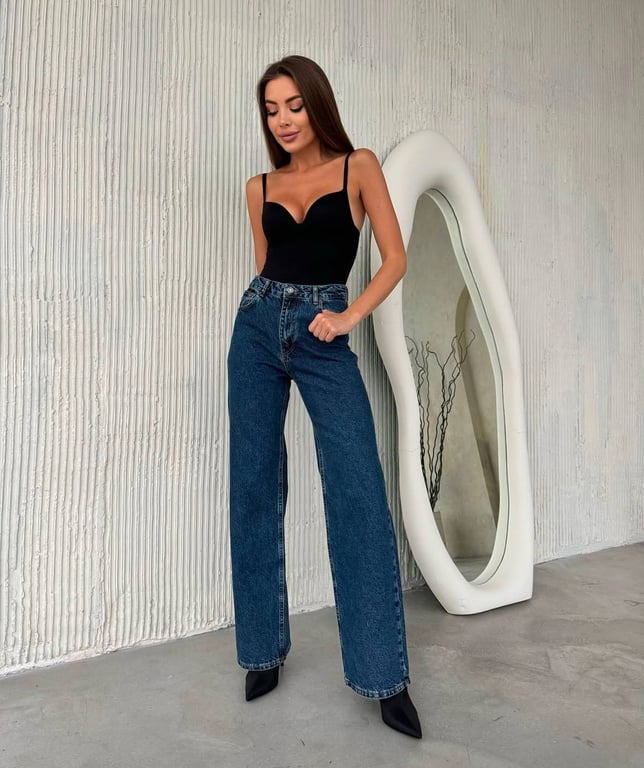 Сині джинси чудово комбінують з різним одягом