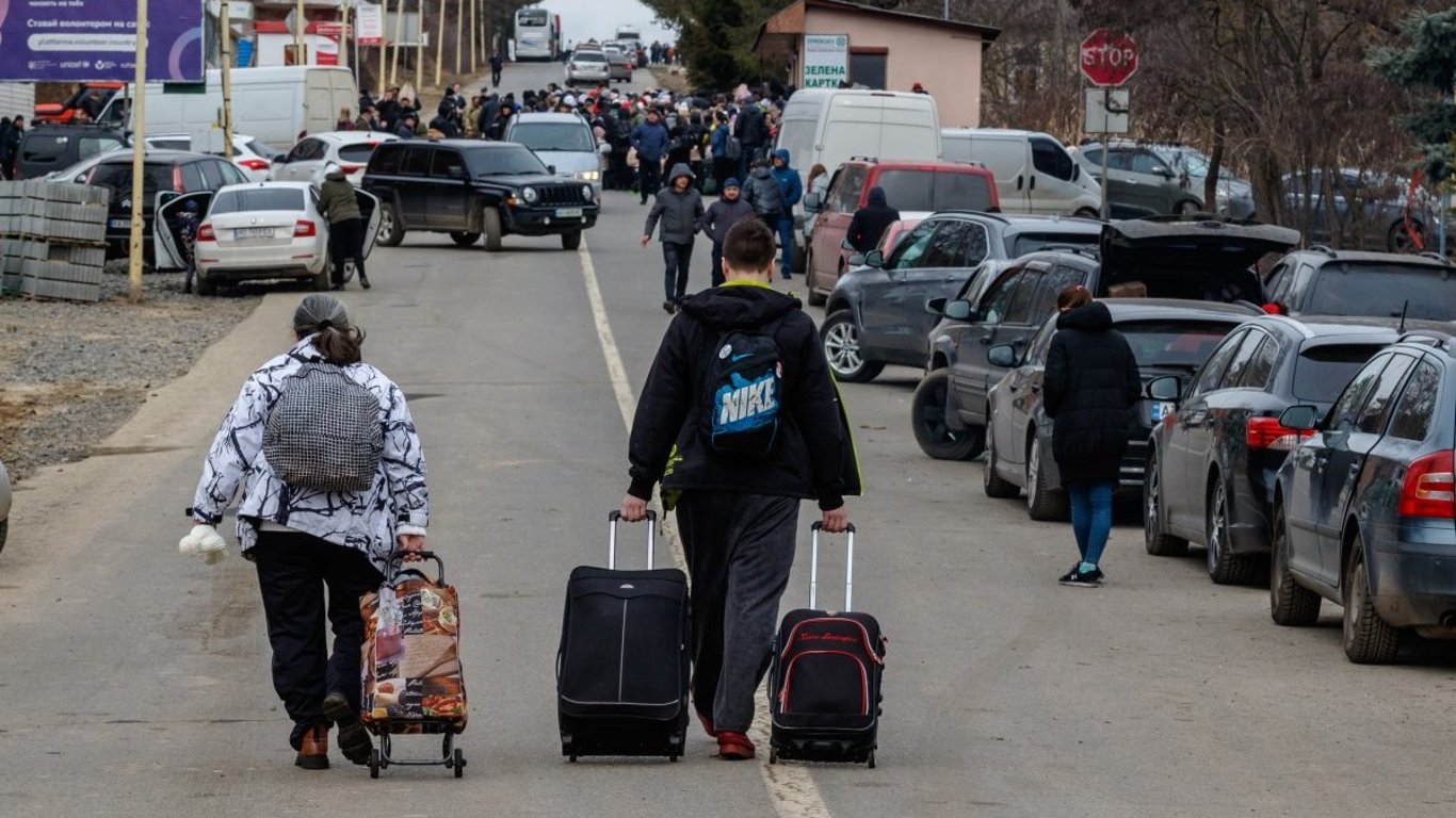 Зарплати, виплати і штрафи у Польщі – що чекає українців у лютому 2025 року