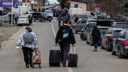 Що чекає українців у Польщі — штрафи, зарплати і виплати в лютому - 285x160