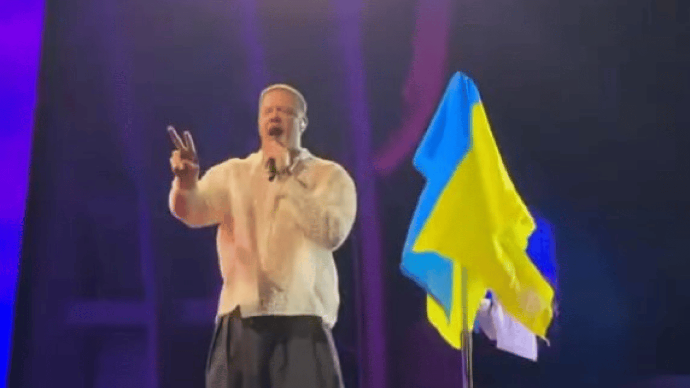 Солист Imagine Dragons поднял украинский флаг на концерте