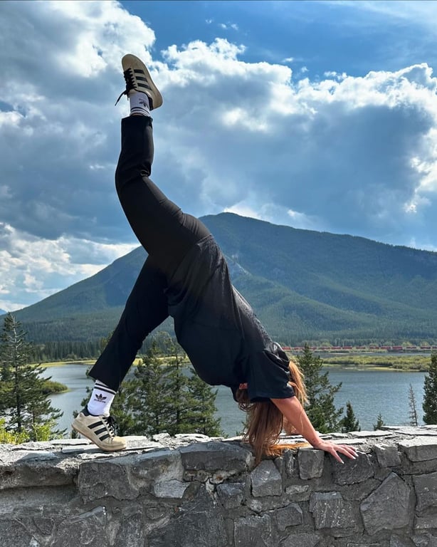 KAZKA засветила пышные ягодицы в блестящем купальнике - фото 3