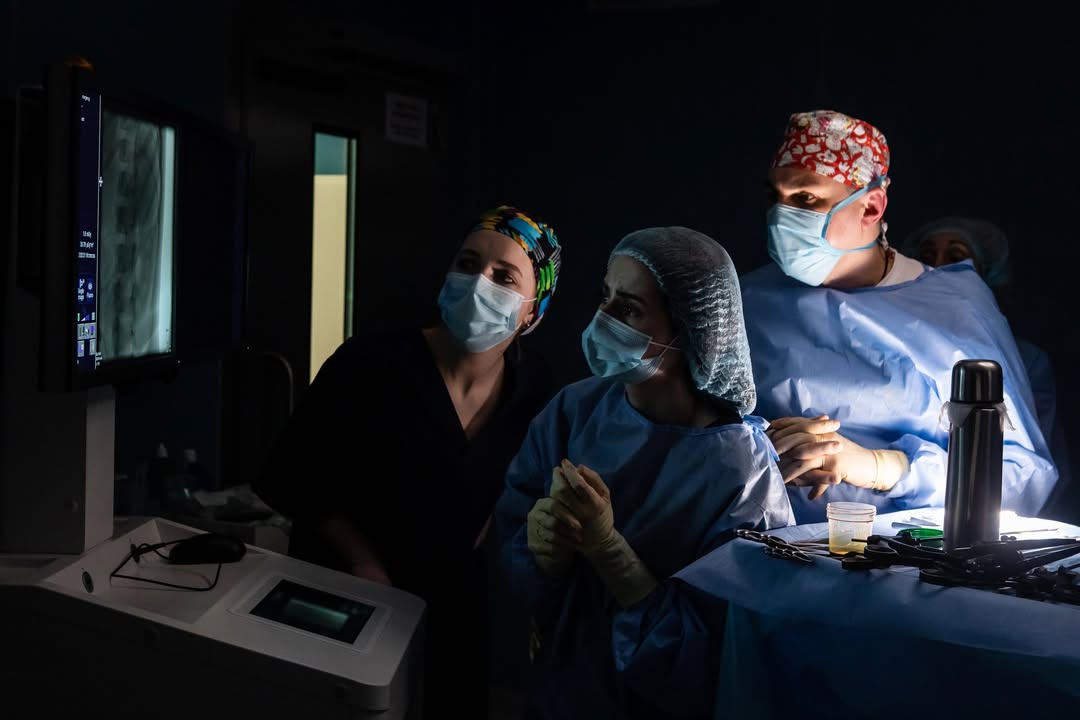 Медикиня на роботі – внесок українок у порятунок життів