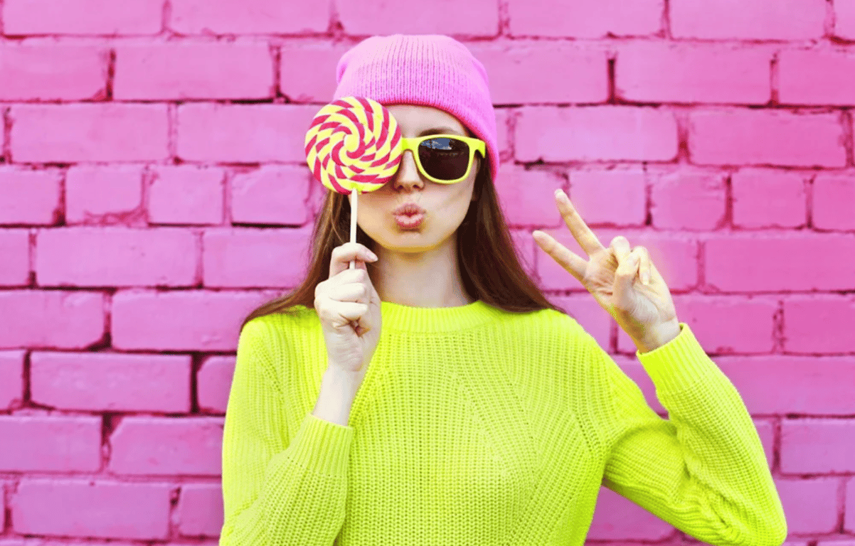 Девушка в яркой одежде