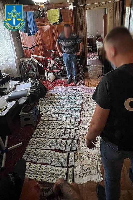 Обещал за 15 тысяч гривен "отмазать" от мобилизации — в Донецкой области подозревают чиновника ТЦК - фото 1