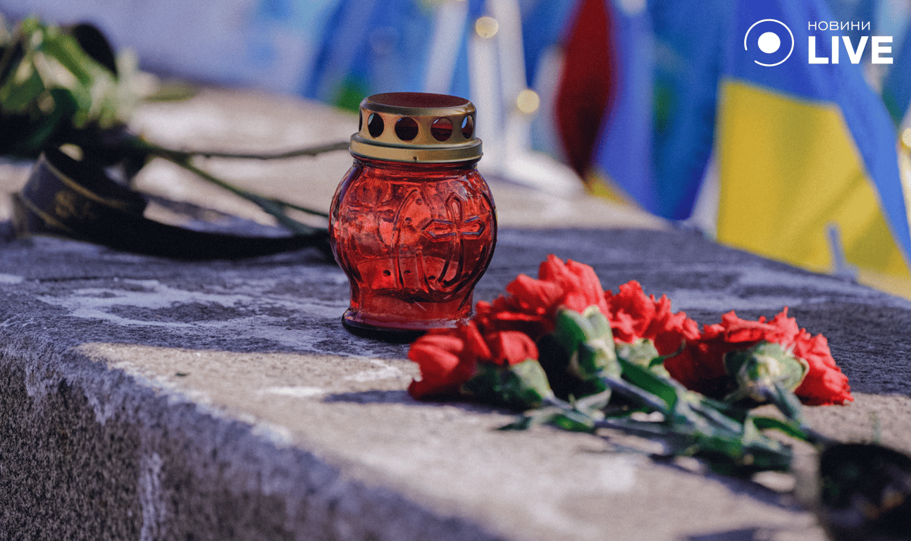 Третя річниця повномасштабного вторгнення: громадяни вшанували пам'ять загиблих біля прапорців на Майдані