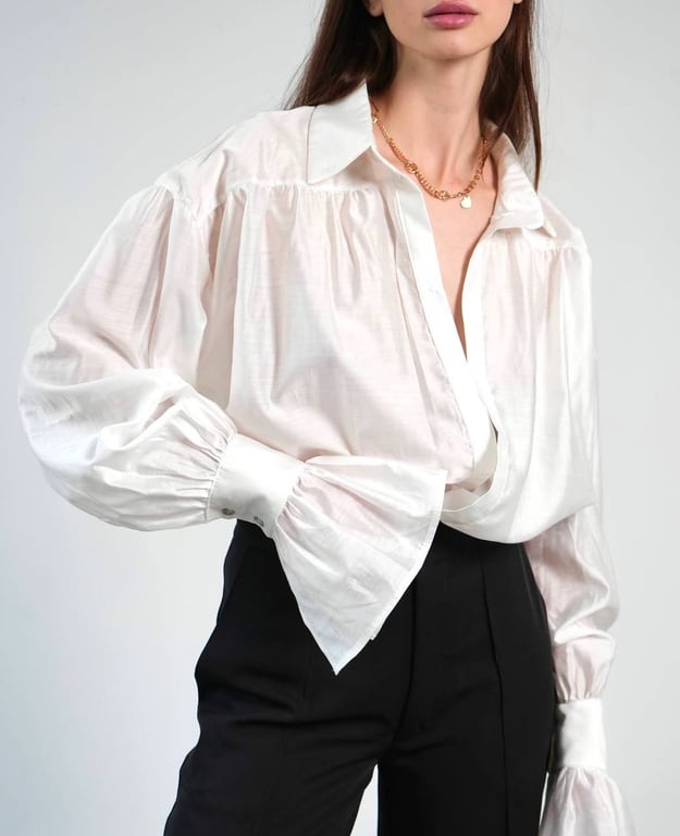 Легка блузка чудово підійде для побачення