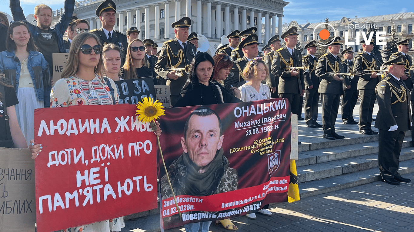У Києві хвилиною мовчання вшанували героїв у День пам'яті захисників - фото 4