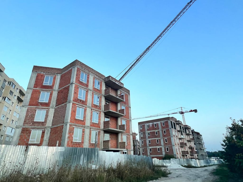 Дома, которые должны были сдать инвесторам. Фото: Новости.
