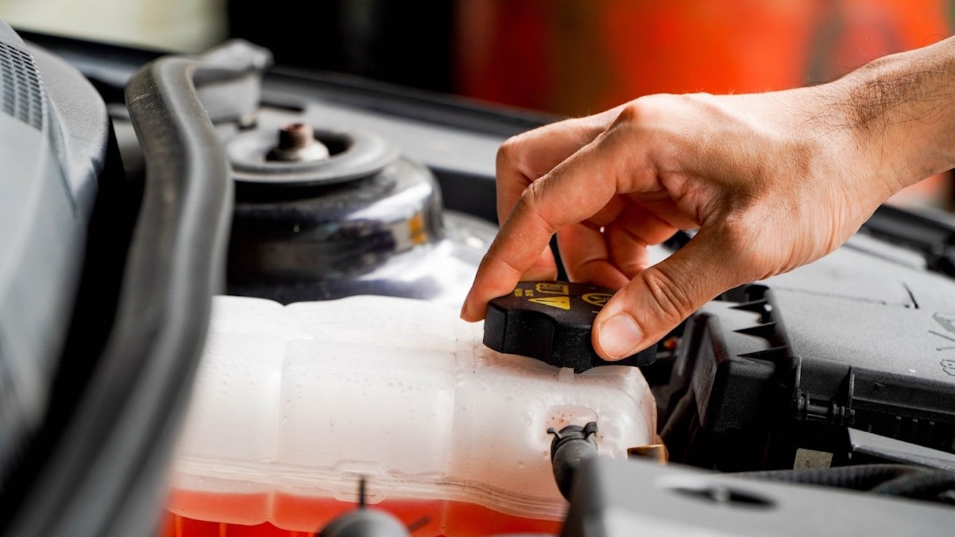 Уровень антифриза резко поднялся: чем это грозит машине