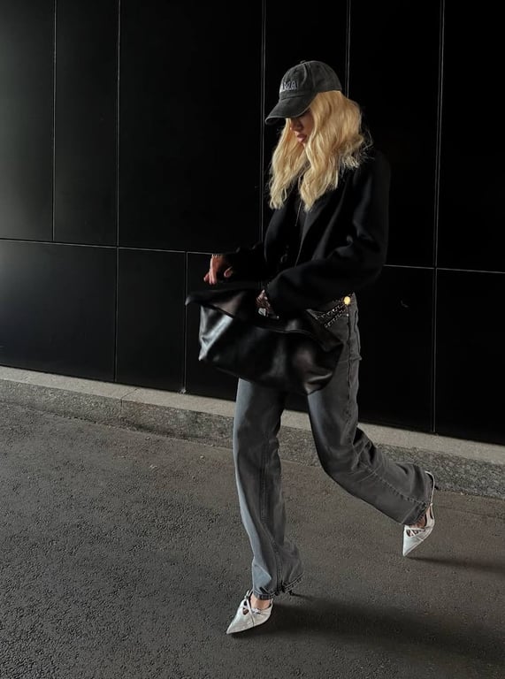 Широкі штани в числі улюблених в Квіткової