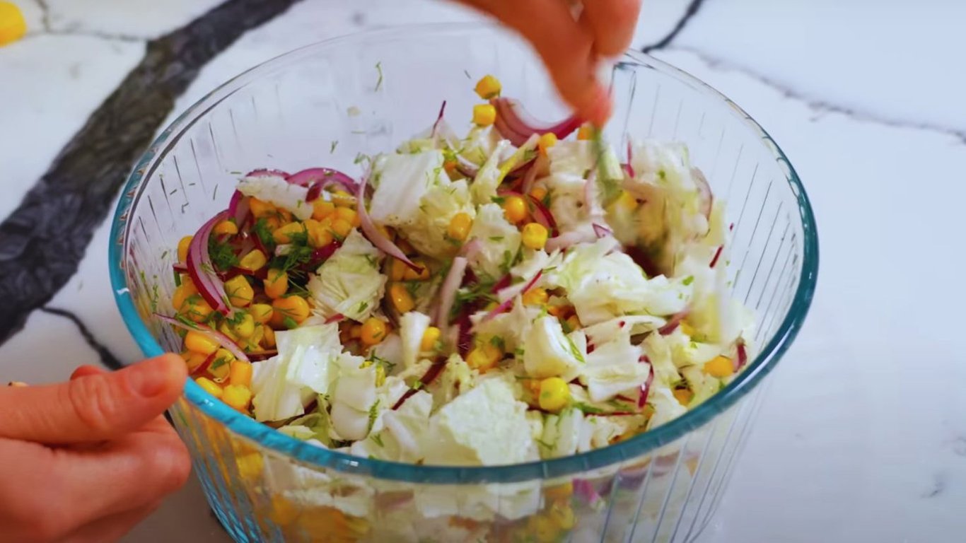 Простий та бюджетний салат на кожен день — відео рецепт
