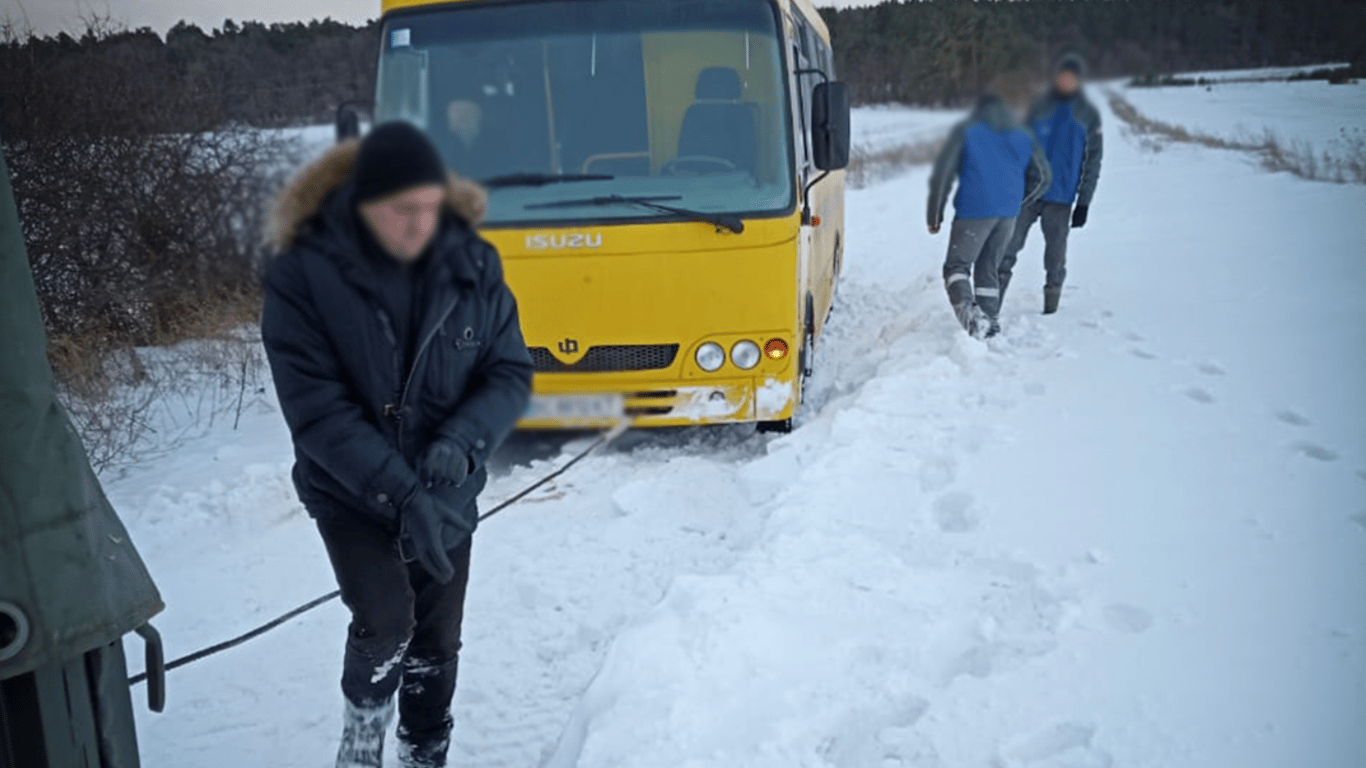 На Львівщині посеред дороги у снігових заметах застряг автобус з людьми