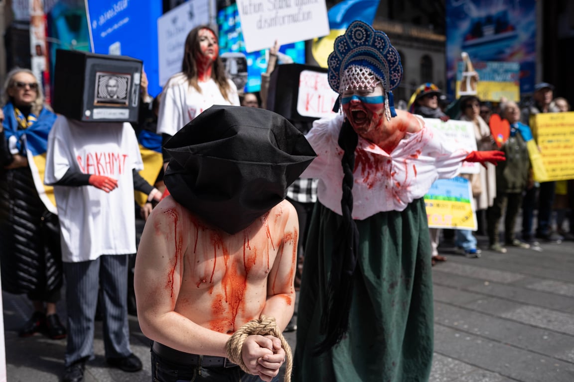 У Нью-Йорку українські активісти влаштували масштабну акцію проти російської культури - фото 9