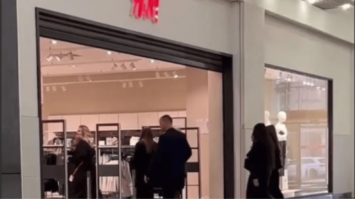 H&M відновив роботу у Львові — як покупці штурмували магазин