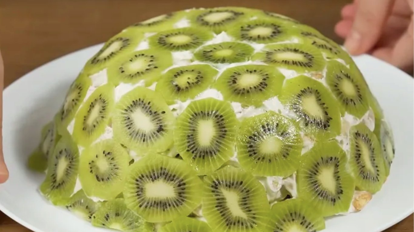 смачний торт без випічки з крекером, бананами та ківі