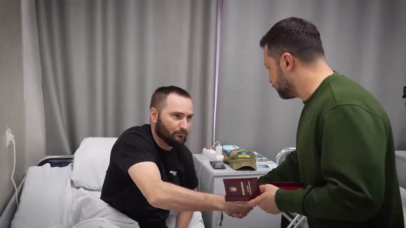 Зеленский во время визита в Черновцы наградил раненых военнослужащих