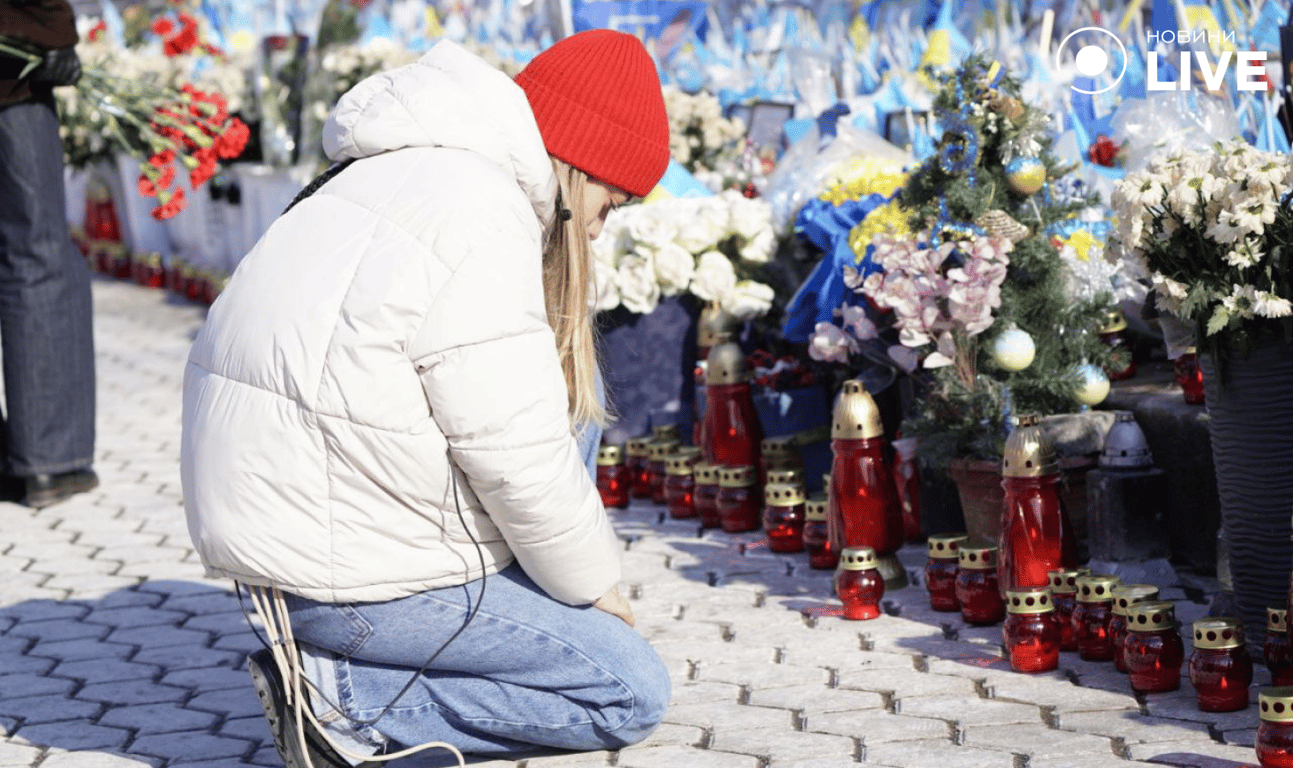 На Майдані Незалежності в Києві українці відзначають річницю повномасштабної війни