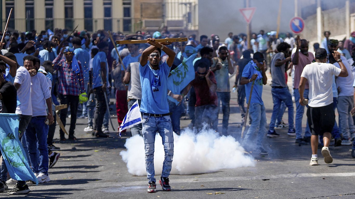 Много раненых и погром в городе: в Тель-Авиве протестуют беженцы
