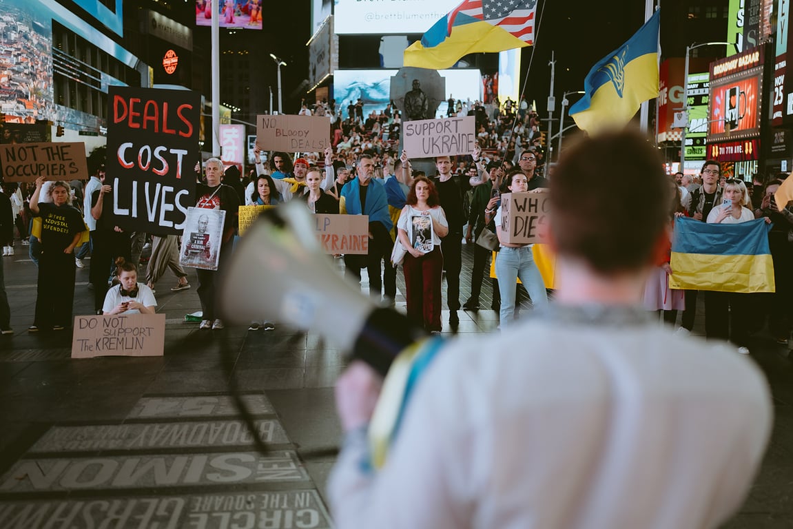 Угоди коштують життів: у Нью-Йорку виступили проти послаблення санкцій РФ - фото 1