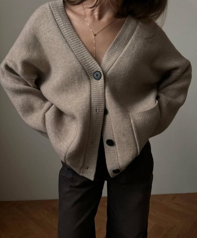 Кардиган має бути в усіх цього сезону