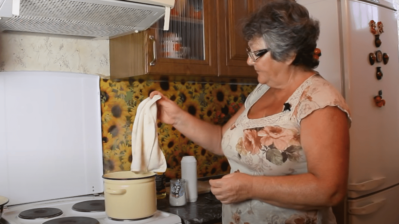 Як видалити жирні плями з кухонних рушників – два простих способа