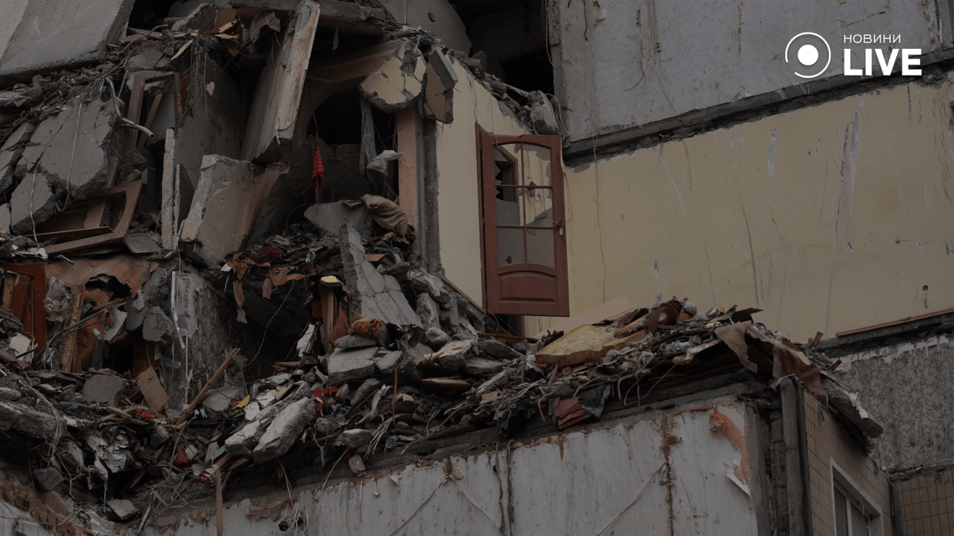 Вцілілі двері в будинку