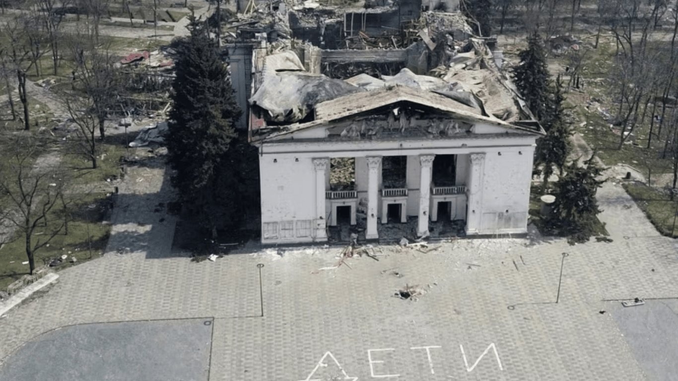 Роковини удару по Маріупольському драмтеатру — Зеленський вшанував памʼять загиблих