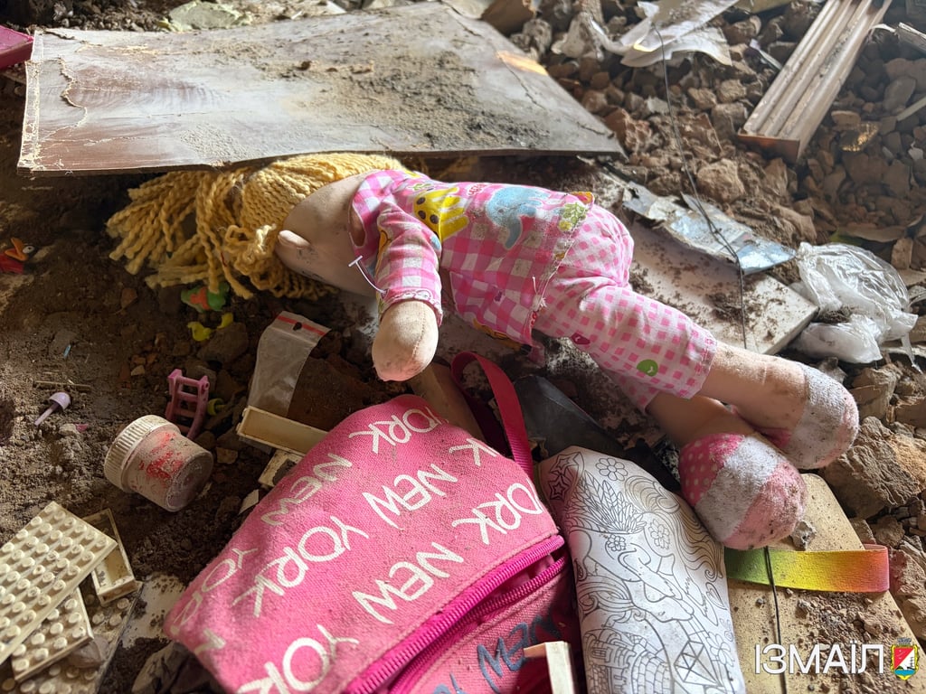 Дитяча іграшка на підлозі