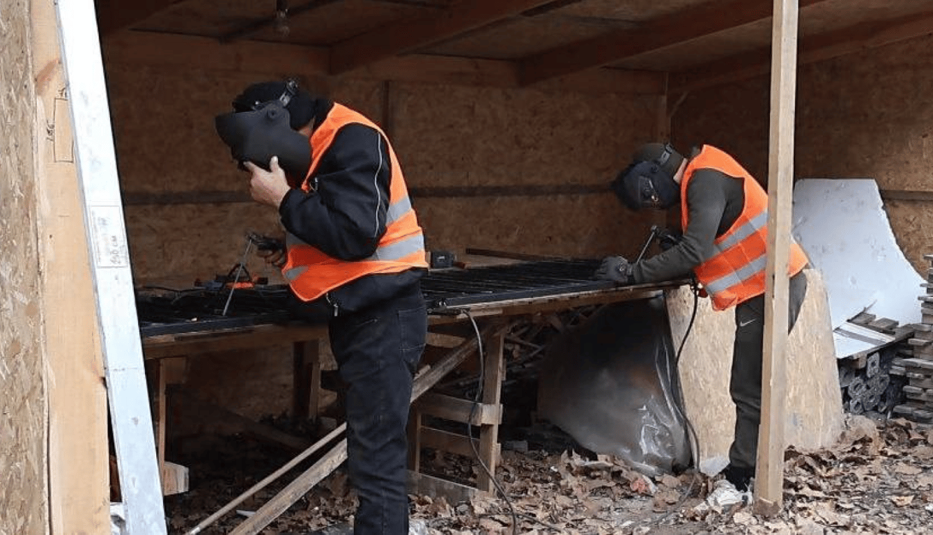 Трижды под обстрелом — в Одессе ремонтируют изуродованный РФ дом - фото 1